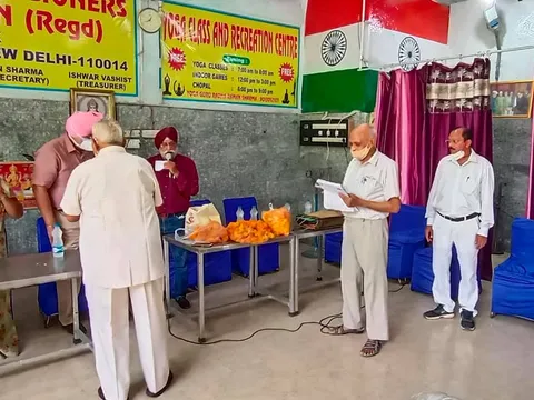 सनलाइट कॉलोनी-2 सीनियर सिटीजन हट में जन्मदिन समारोह — 7