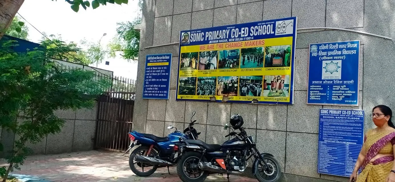 जीवन नगर एसडीएमसी स्कूल में अभिभावक-शिक्षक बैठक — तस्वीर 1 में से 11