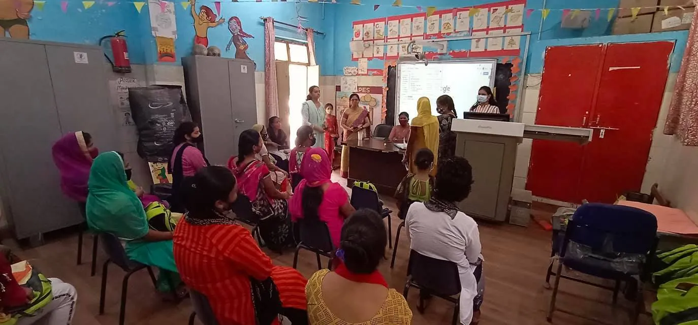 जीवन नगर एसडीएमसी स्कूल में अभिभावक-शिक्षक बैठक — तस्वीर 7 में से 11