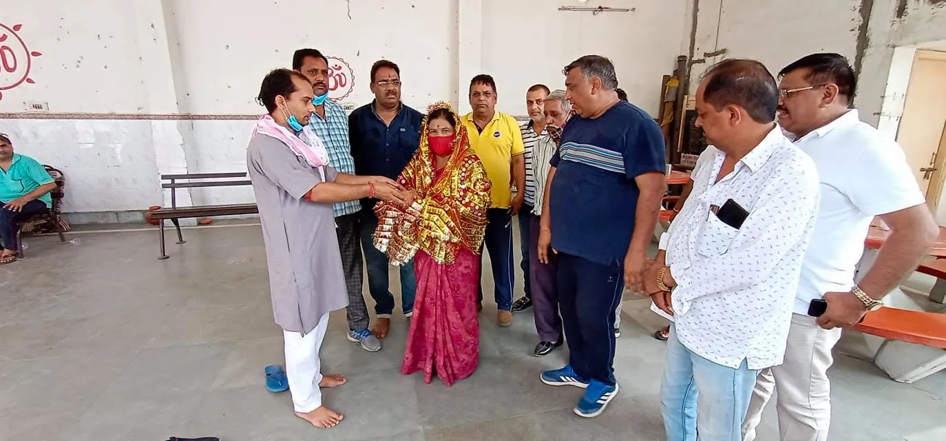 सराय काले खां शिव मंदिर में पूजा-अर्चना एवं आरडब्ल्यूए संग निरीक्षण — तस्वीर 6 में से 24