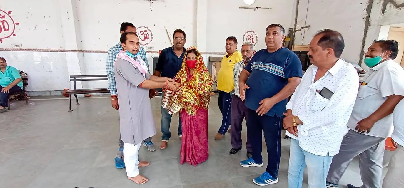 सराय काले खां शिव मंदिर में पूजा-अर्चना एवं आरडब्ल्यूए संग निरीक्षण — तस्वीर 8 में से 24