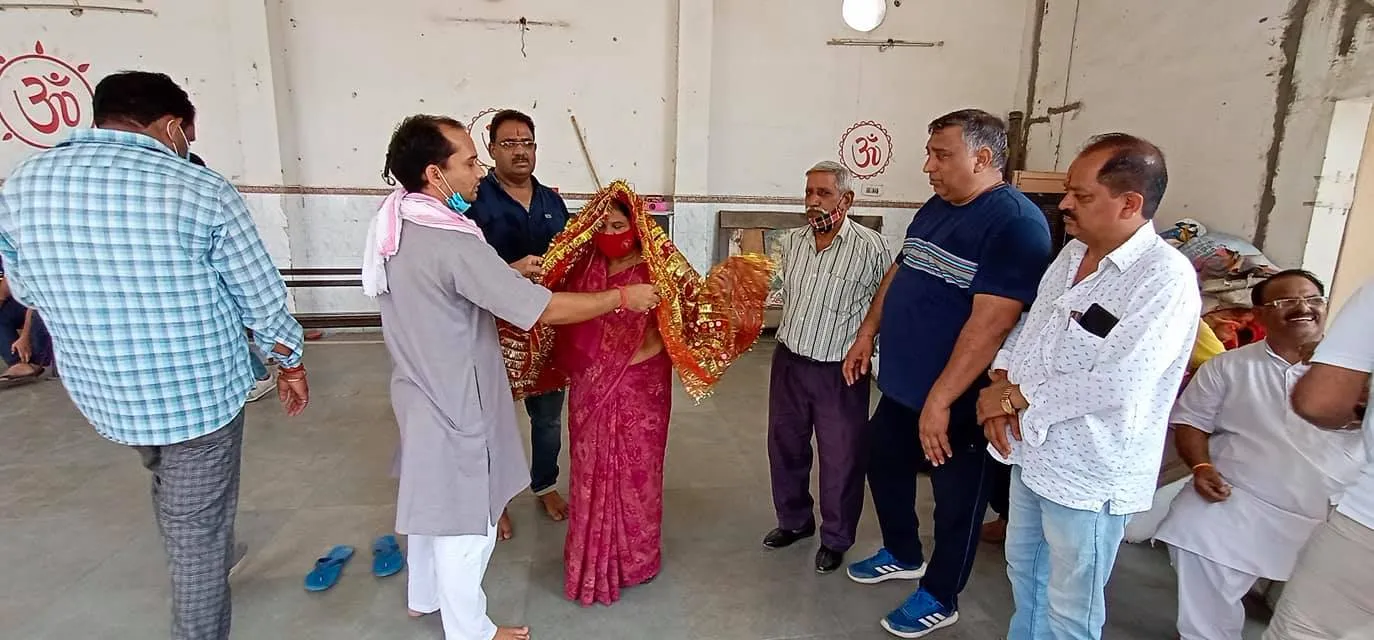 सराय काले खां शिव मंदिर में पूजा-अर्चना एवं आरडब्ल्यूए संग निरीक्षण — तस्वीर 9 में से 24