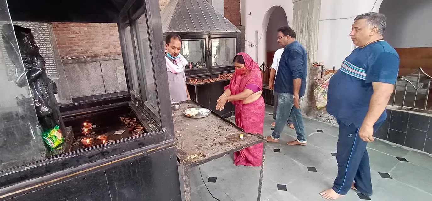 सराय काले खां शिव मंदिर में पूजा-अर्चना एवं आरडब्ल्यूए संग निरीक्षण — तस्वीर 16 में से 24