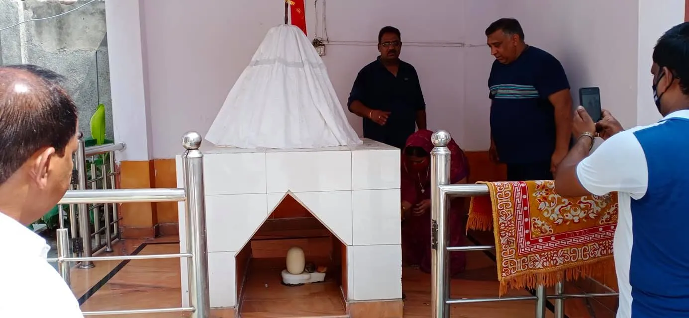 सराय काले खां शिव मंदिर में पूजा-अर्चना एवं आरडब्ल्यूए संग निरीक्षण — तस्वीर 20 में से 24