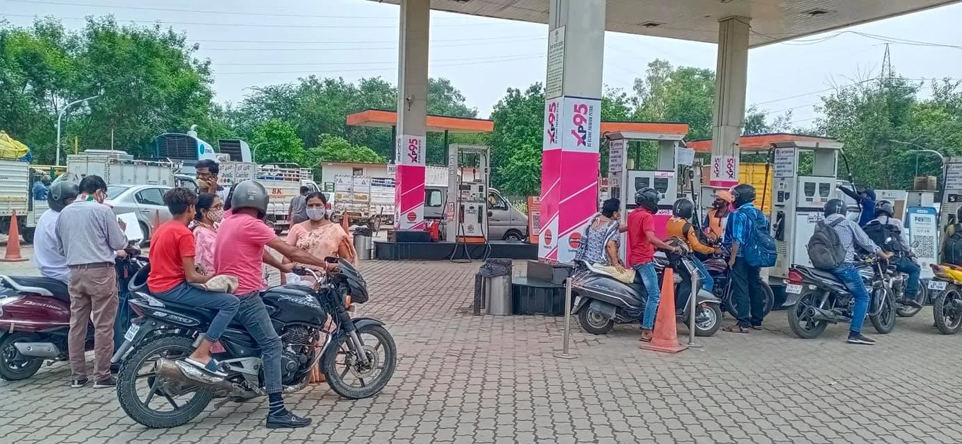 सराय काले खां पेट्रोल पंप पर बढ़ते ईंधन दामों के विरुद्ध प्रदर्शन — तस्वीर 1 में से 9