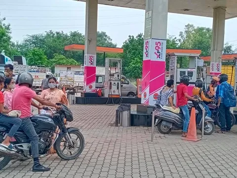 सराय काले खां पेट्रोल पंप पर बढ़ते ईंधन दामों के विरुद्ध प्रदर्शन