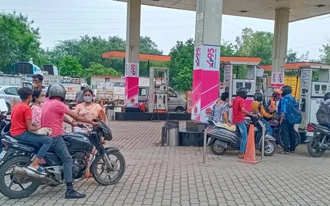सराय काले खां पेट्रोल पंप पर बढ़ते ईंधन दामों के विरुद्ध प्रदर्शन
