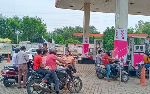सराय काले खां पेट्रोल पंप पर बढ़ते ईंधन दामों के विरुद्ध प्रदर्शन