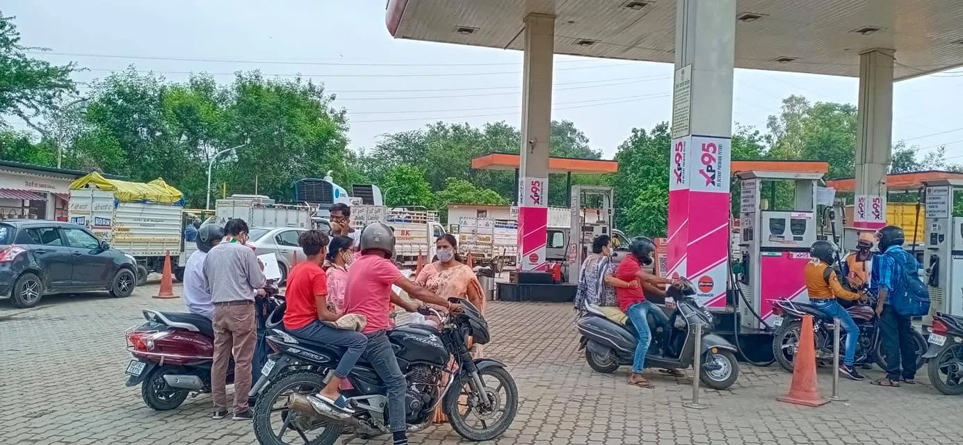 सराय काले खां पेट्रोल पंप पर बढ़ते ईंधन दामों के विरुद्ध प्रदर्शन — तस्वीर 2 में से 9