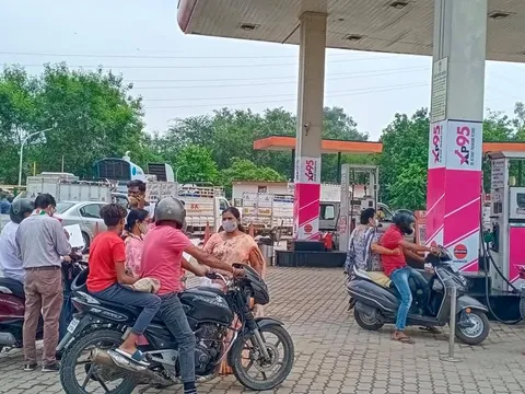 सराय काले खां पेट्रोल पंप पर बढ़ते ईंधन दामों के विरुद्ध प्रदर्शन — 2