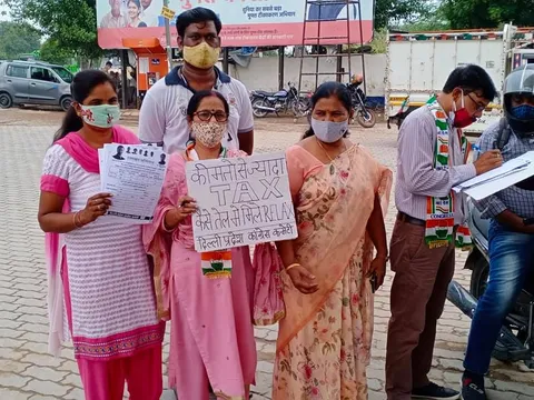 सराय काले खां पेट्रोल पंप पर बढ़ते ईंधन दामों के विरुद्ध प्रदर्शन — 3