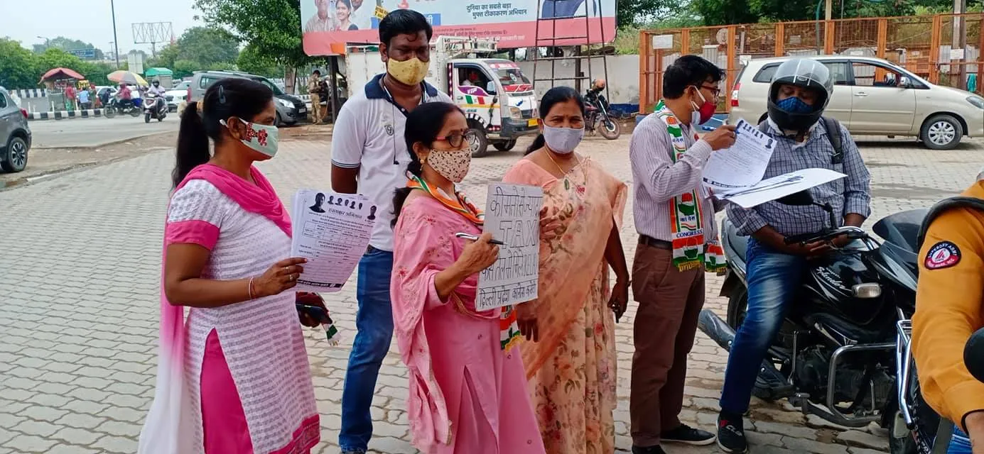 सराय काले खां पेट्रोल पंप पर बढ़ते ईंधन दामों के विरुद्ध प्रदर्शन — तस्वीर 4 में से 9