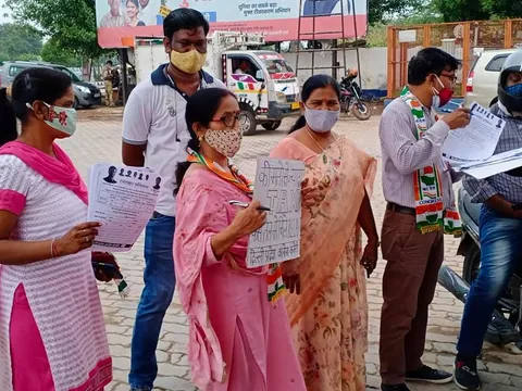 सराय काले खां पेट्रोल पंप पर बढ़ते ईंधन दामों के विरुद्ध प्रदर्शन — 4