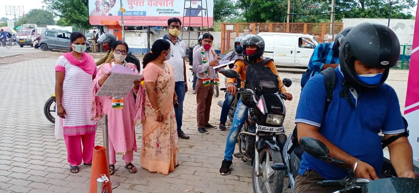 सराय काले खां पेट्रोल पंप पर बढ़ते ईंधन दामों के विरुद्ध प्रदर्शन — तस्वीर 5 में से 9