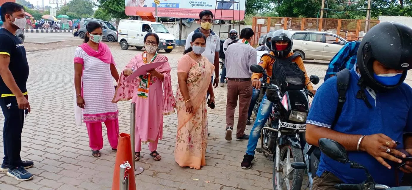 सराय काले खां पेट्रोल पंप पर बढ़ते ईंधन दामों के विरुद्ध प्रदर्शन — तस्वीर 6 में से 9