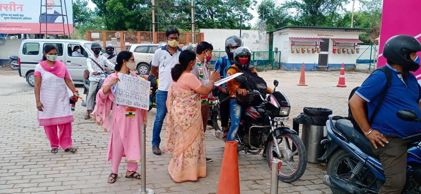 सराय काले खां पेट्रोल पंप पर बढ़ते ईंधन दामों के विरुद्ध प्रदर्शन — तस्वीर 9 में से 9