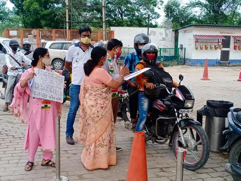 सराय काले खां पेट्रोल पंप पर बढ़ते ईंधन दामों के विरुद्ध प्रदर्शन — 9