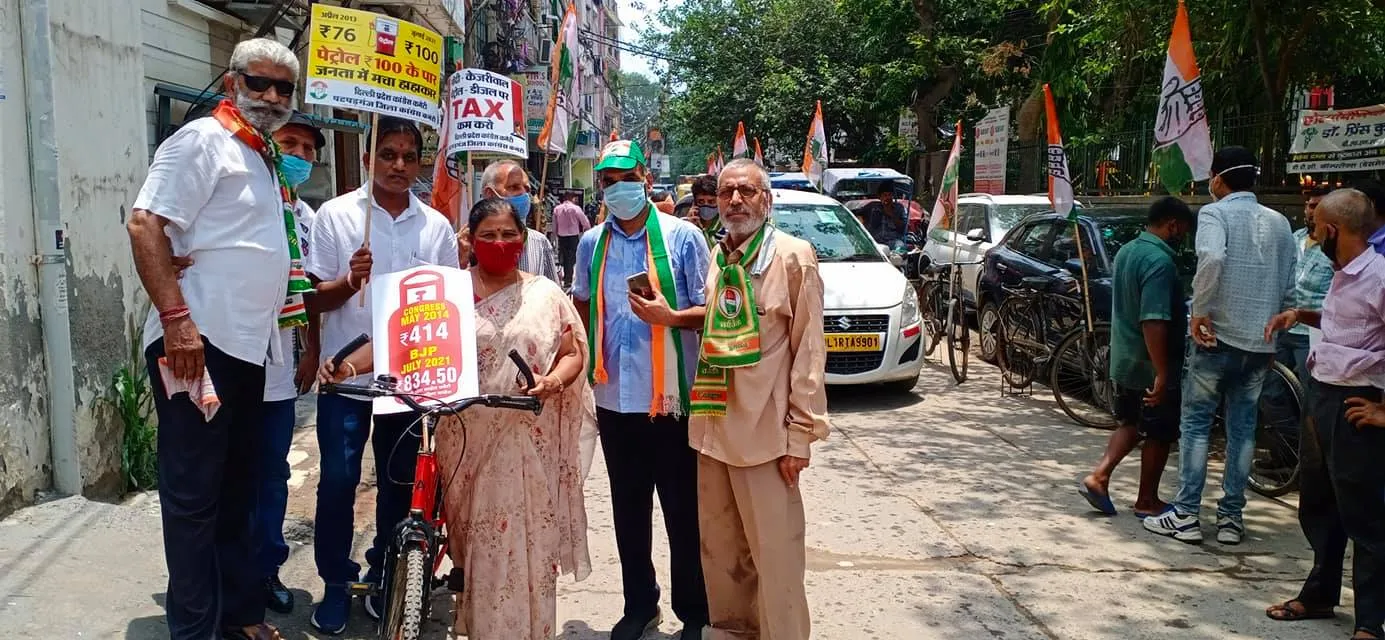 पेट्रोल-डीज़ल व सरसों तेल के दामों के विरुद्ध साइकिल रोष प्रदर्शन — तस्वीर 1 में से 5