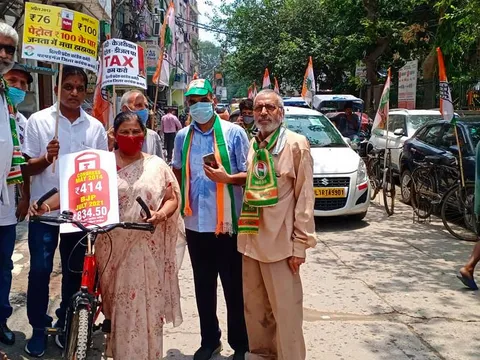 पेट्रोल-डीज़ल व सरसों तेल के दामों के विरुद्ध साइकिल रोष प्रदर्शन
