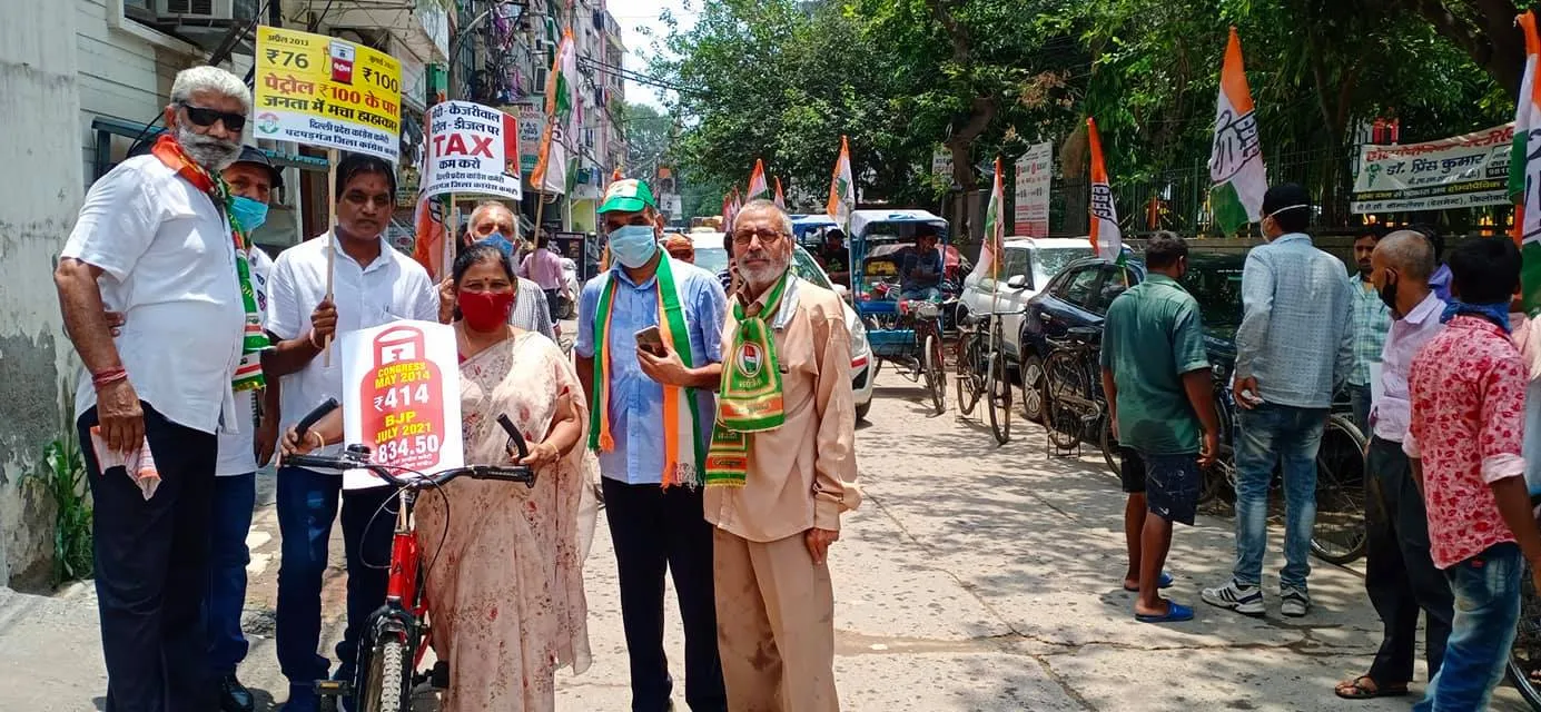 पेट्रोल-डीज़ल व सरसों तेल के दामों के विरुद्ध साइकिल रोष प्रदर्शन — तस्वीर 2 में से 5