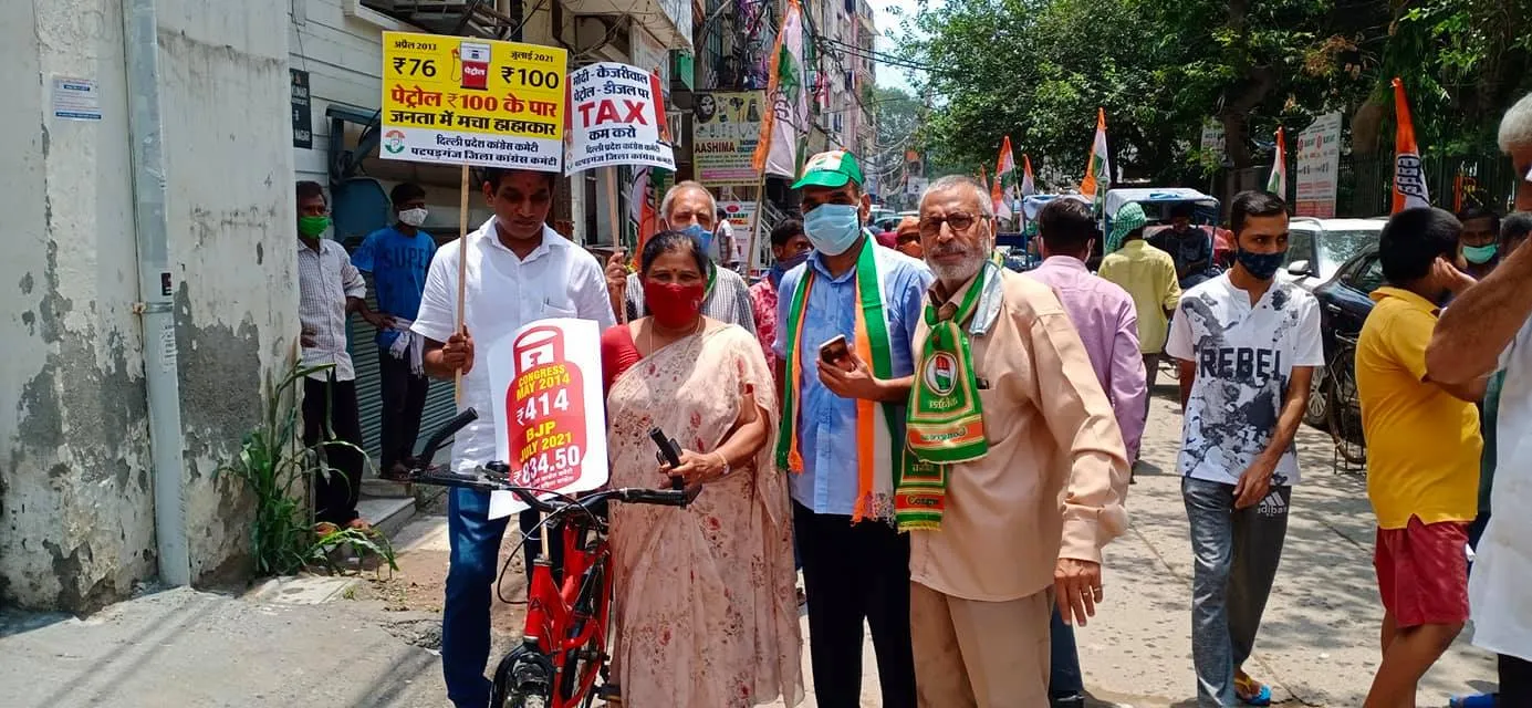 पेट्रोल-डीज़ल व सरसों तेल के दामों के विरुद्ध साइकिल रोष प्रदर्शन — तस्वीर 5 में से 5