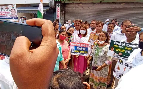 मुख्यमंत्री आवास पर जल संकट व दिल्ली जल बोर्ड भ्रष्टाचार के विरुद्ध प्रदर्शन
