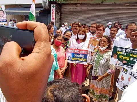 मुख्यमंत्री आवास पर जल संकट व दिल्ली जल बोर्ड भ्रष्टाचार के विरुद्ध प्रदर्शन