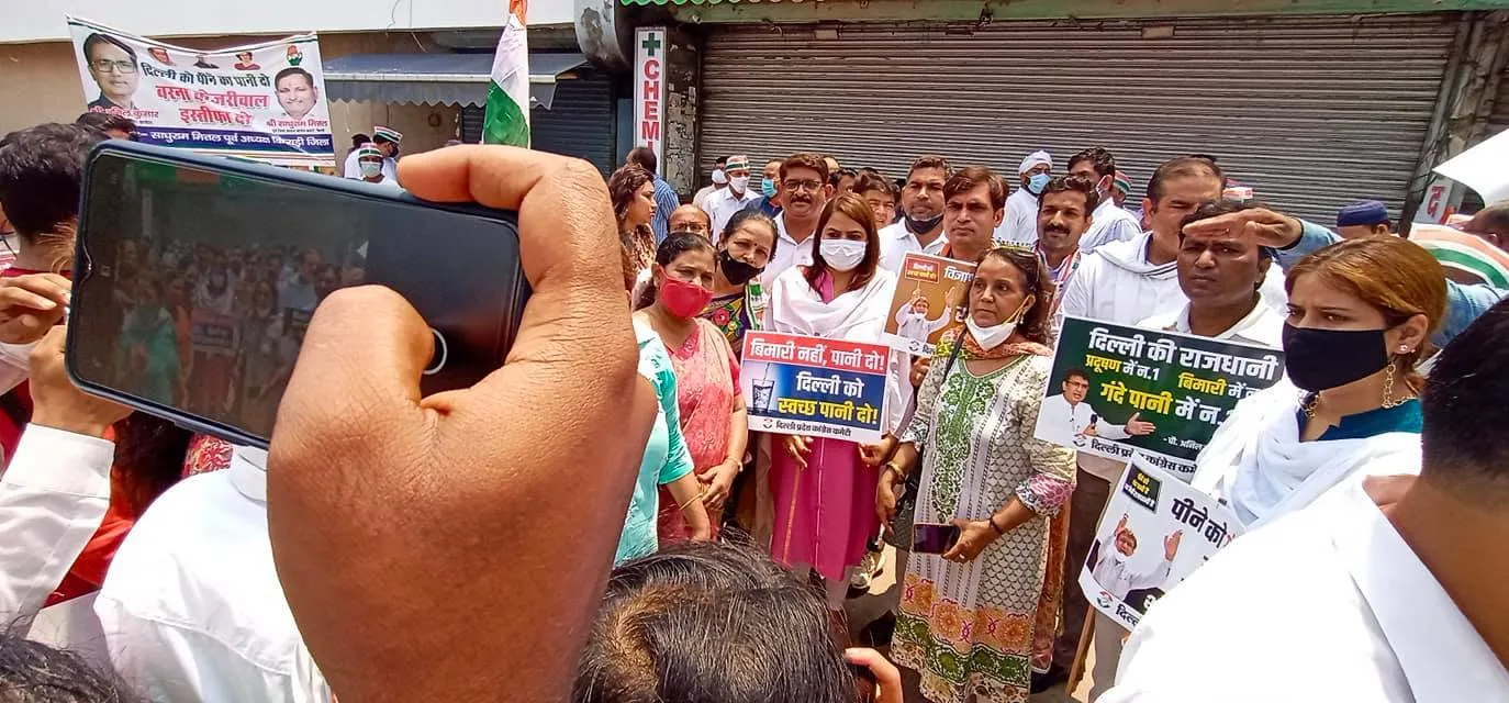मुख्यमंत्री आवास पर जल संकट व दिल्ली जल बोर्ड भ्रष्टाचार के विरुद्ध प्रदर्शन — तस्वीर 1 में से 13