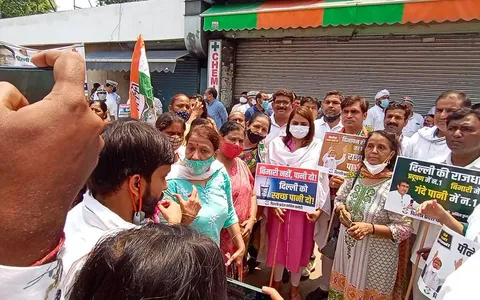 मुख्यमंत्री आवास पर जल संकट व दिल्ली जल बोर्ड भ्रष्टाचार के विरुद्ध प्रदर्शन