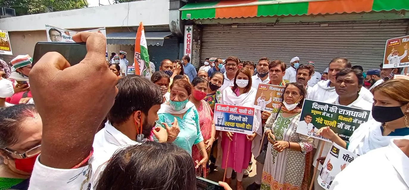 मुख्यमंत्री आवास पर जल संकट व दिल्ली जल बोर्ड भ्रष्टाचार के विरुद्ध प्रदर्शन — तस्वीर 2 में से 13