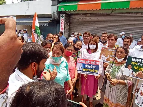 मुख्यमंत्री आवास पर जल संकट व दिल्ली जल बोर्ड भ्रष्टाचार के विरुद्ध प्रदर्शन — 2