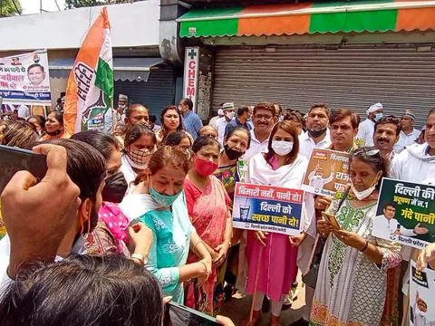 मुख्यमंत्री आवास पर जल संकट व दिल्ली जल बोर्ड भ्रष्टाचार के विरुद्ध प्रदर्शन — 3