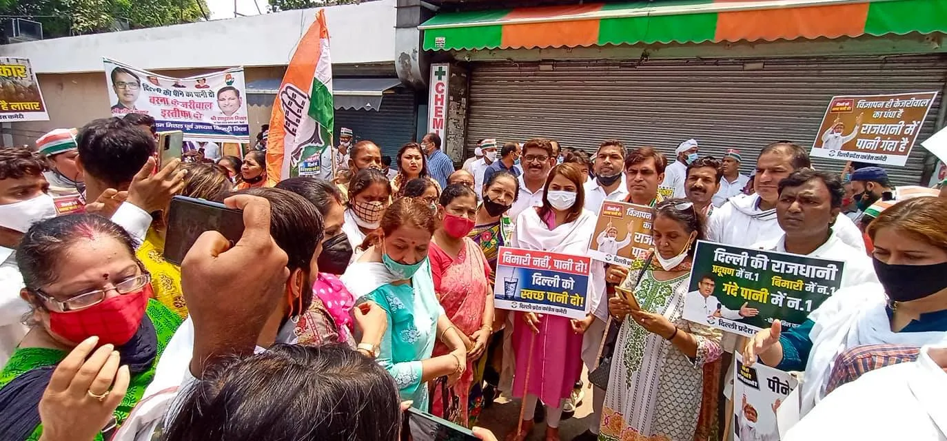 मुख्यमंत्री आवास पर जल संकट व दिल्ली जल बोर्ड भ्रष्टाचार के विरुद्ध प्रदर्शन — तस्वीर 3 में से 13