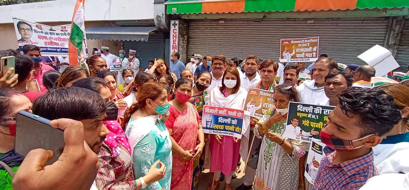 मुख्यमंत्री आवास पर जल संकट व दिल्ली जल बोर्ड भ्रष्टाचार के विरुद्ध प्रदर्शन — तस्वीर 4 में से 13