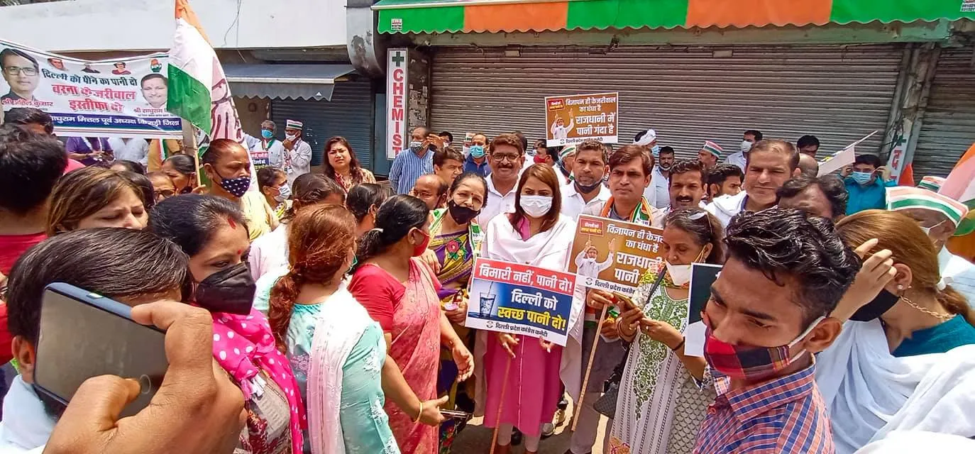 मुख्यमंत्री आवास पर जल संकट व दिल्ली जल बोर्ड भ्रष्टाचार के विरुद्ध प्रदर्शन — तस्वीर 5 में से 13