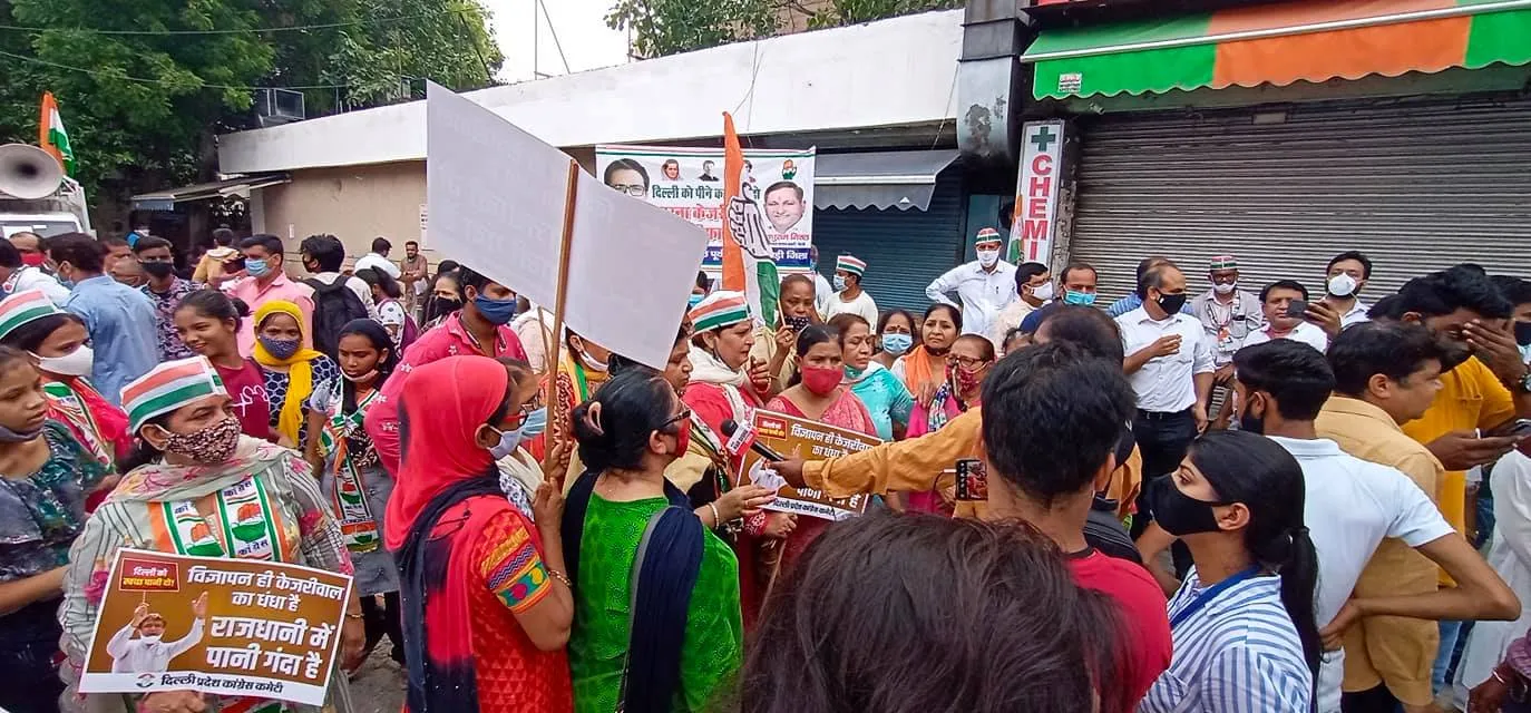 मुख्यमंत्री आवास पर जल संकट व दिल्ली जल बोर्ड भ्रष्टाचार के विरुद्ध प्रदर्शन — तस्वीर 6 में से 13