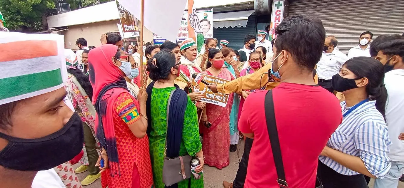 मुख्यमंत्री आवास पर जल संकट व दिल्ली जल बोर्ड भ्रष्टाचार के विरुद्ध प्रदर्शन — तस्वीर 7 में से 13