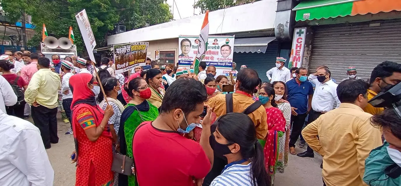 मुख्यमंत्री आवास पर जल संकट व दिल्ली जल बोर्ड भ्रष्टाचार के विरुद्ध प्रदर्शन — तस्वीर 8 में से 13