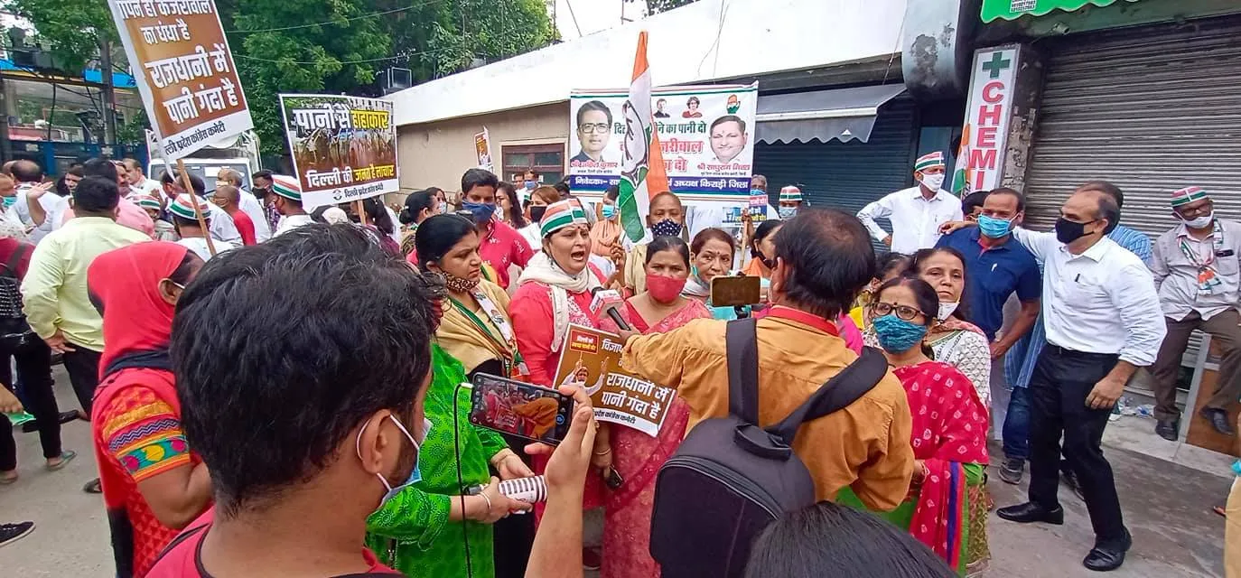 मुख्यमंत्री आवास पर जल संकट व दिल्ली जल बोर्ड भ्रष्टाचार के विरुद्ध प्रदर्शन — तस्वीर 9 में से 13
