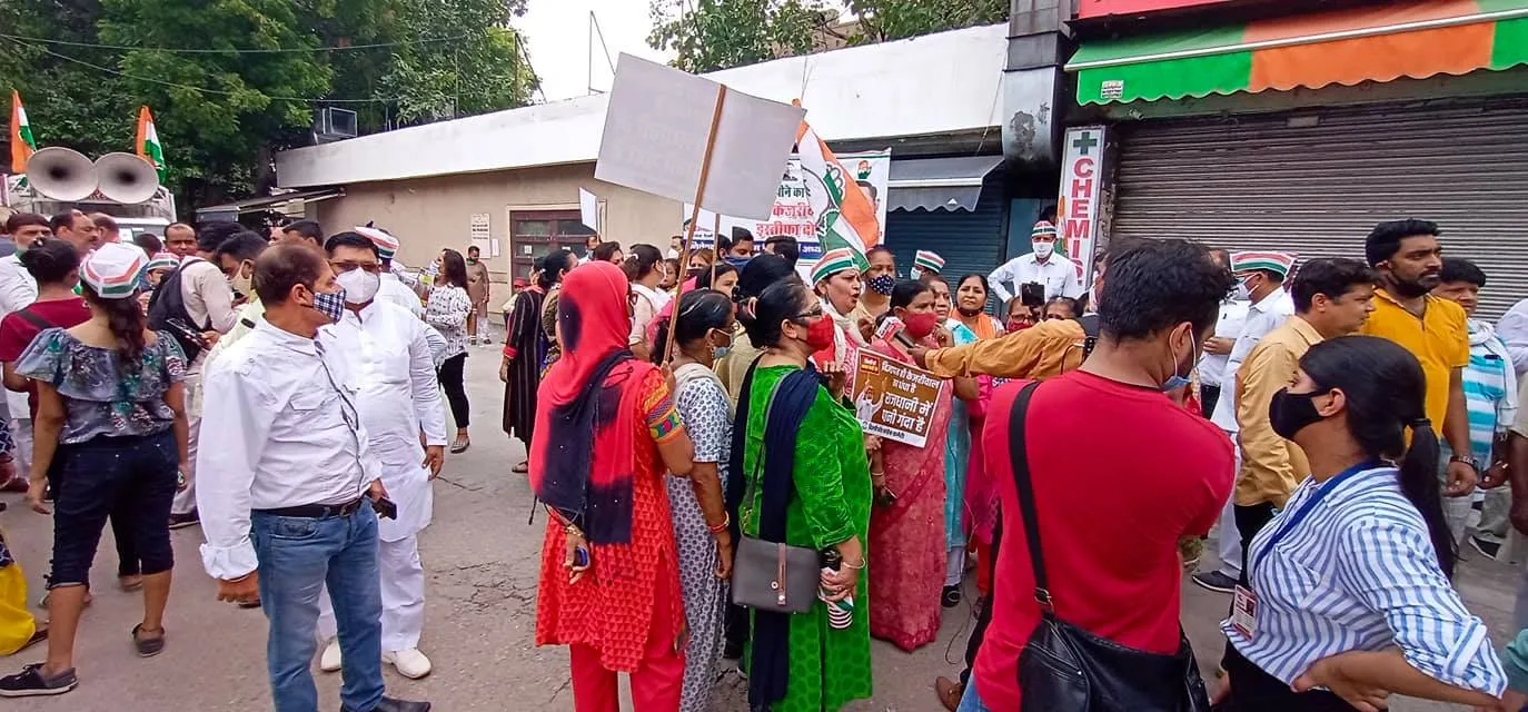 मुख्यमंत्री आवास पर जल संकट व दिल्ली जल बोर्ड भ्रष्टाचार के विरुद्ध प्रदर्शन — तस्वीर 10 में से 13