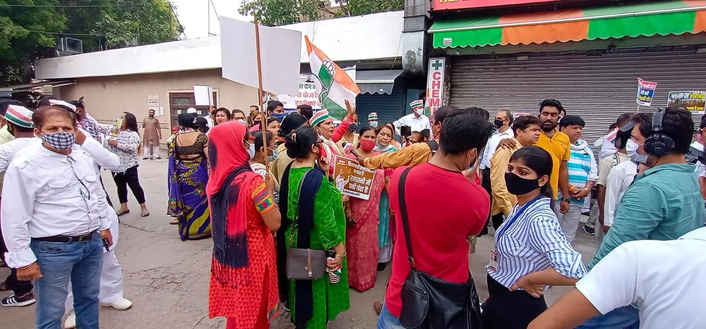 मुख्यमंत्री आवास पर जल संकट व दिल्ली जल बोर्ड भ्रष्टाचार के विरुद्ध प्रदर्शन — तस्वीर 11 में से 13