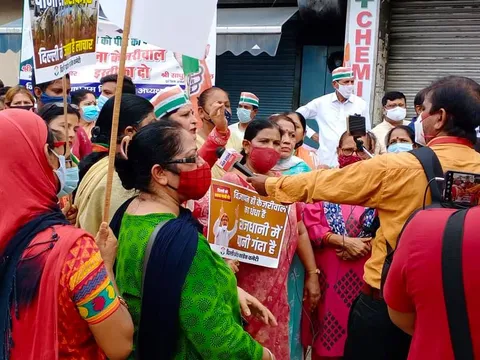 मुख्यमंत्री आवास पर जल संकट व दिल्ली जल बोर्ड भ्रष्टाचार के विरुद्ध प्रदर्शन — 12