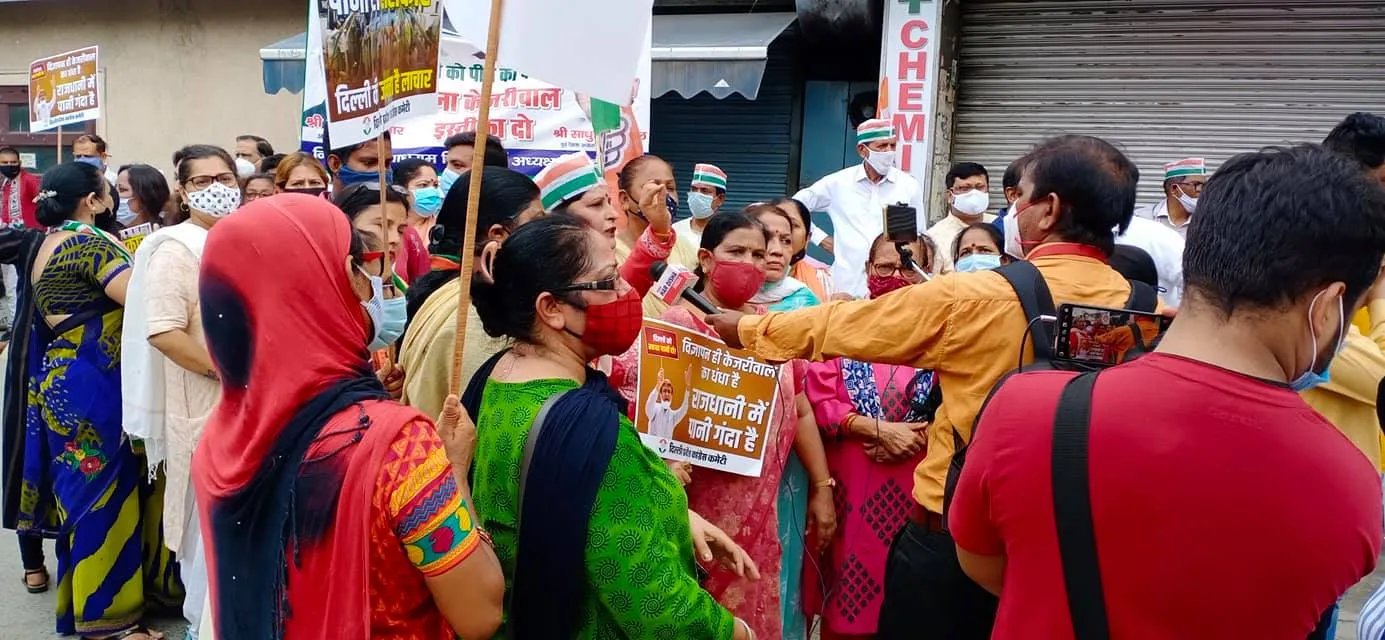 मुख्यमंत्री आवास पर जल संकट व दिल्ली जल बोर्ड भ्रष्टाचार के विरुद्ध प्रदर्शन — तस्वीर 12 में से 13