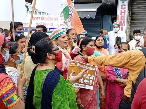 मुख्यमंत्री आवास पर जल संकट व दिल्ली जल बोर्ड भ्रष्टाचार के विरुद्ध प्रदर्शन — 13