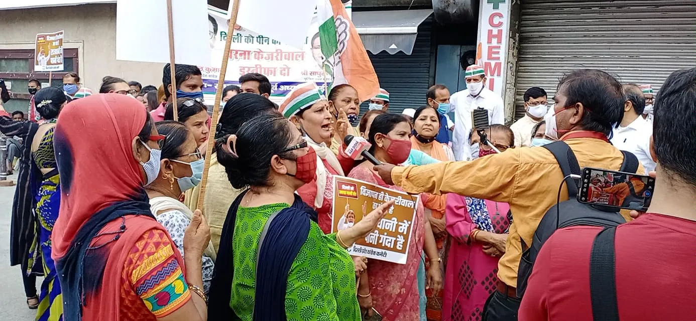 मुख्यमंत्री आवास पर जल संकट व दिल्ली जल बोर्ड भ्रष्टाचार के विरुद्ध प्रदर्शन — तस्वीर 13 में से 13