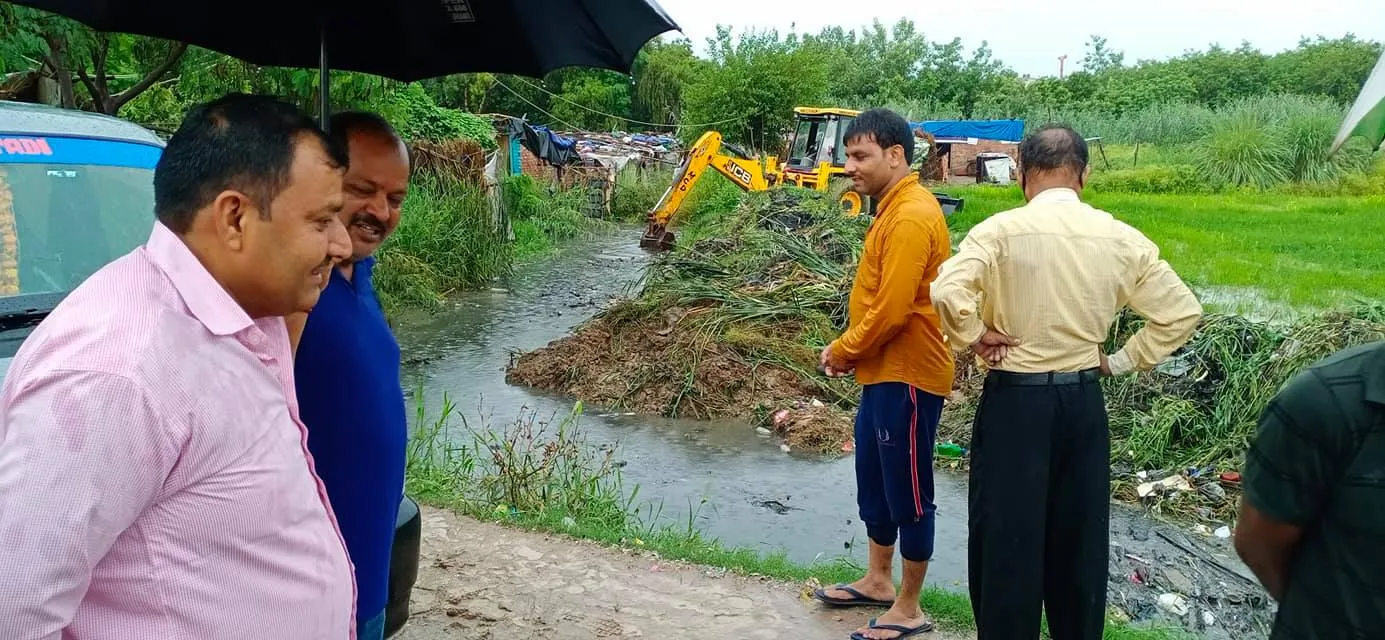सराय काले खां ग्यासपुर झुग्गियों में बारिश के पानी की तुरंत निकासी — तस्वीर 5 में से 13