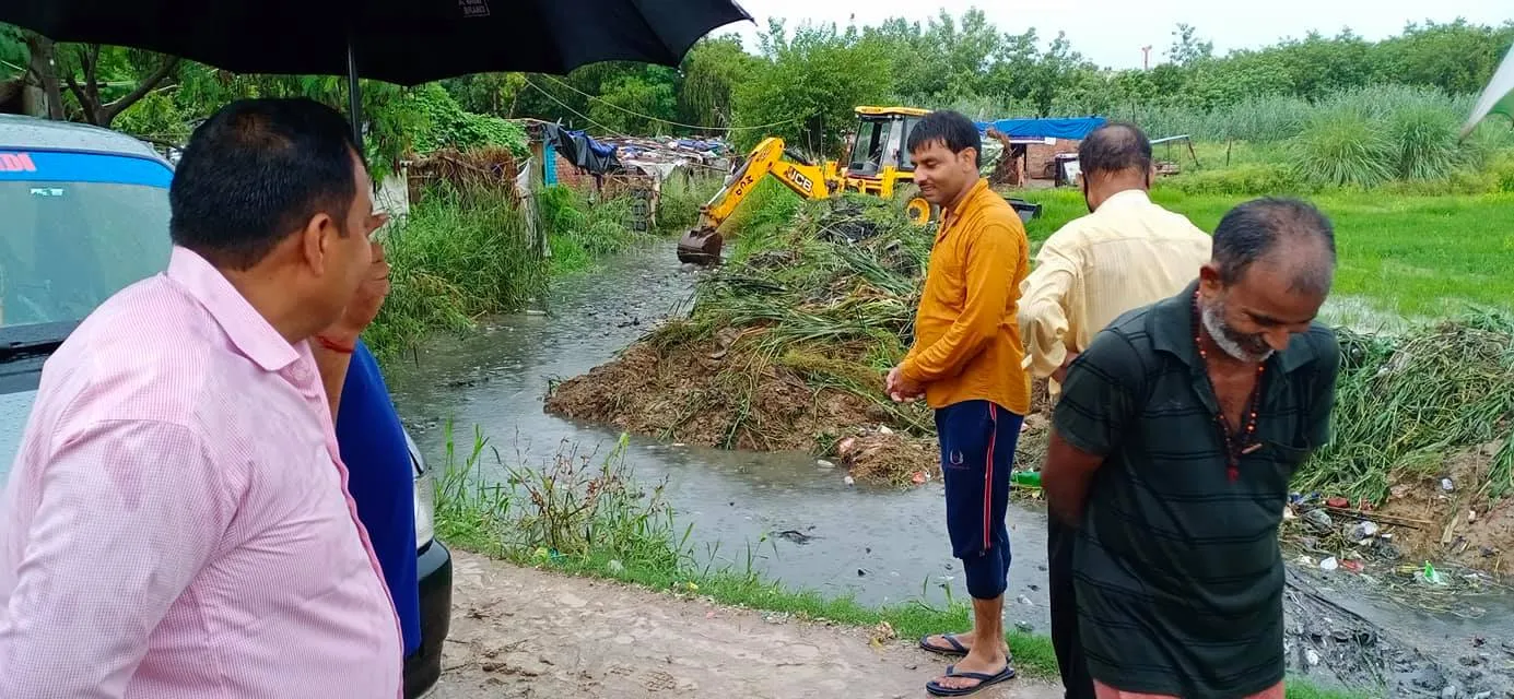 सराय काले खां ग्यासपुर झुग्गियों में बारिश के पानी की तुरंत निकासी — तस्वीर 6 में से 13