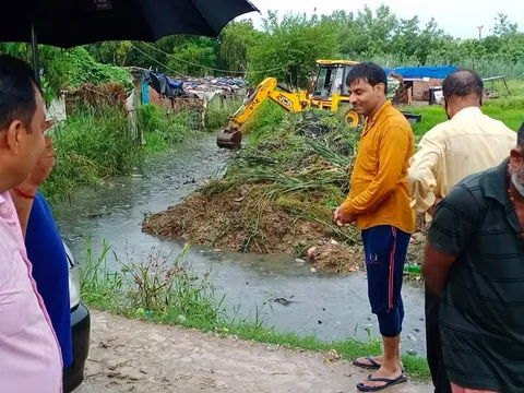 सराय काले खां ग्यासपुर झुग्गियों में बारिश के पानी की तुरंत निकासी — 6