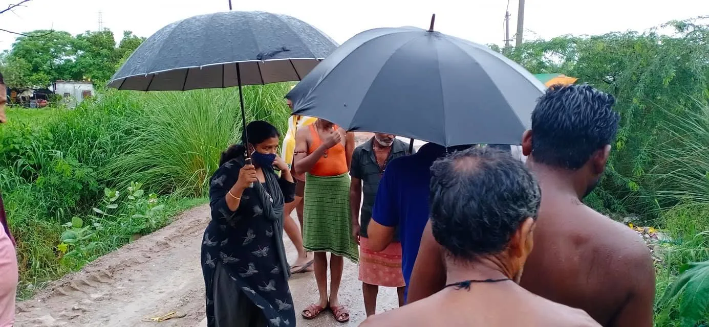 सराय काले खां ग्यासपुर झुग्गियों में बारिश के पानी की तुरंत निकासी — तस्वीर 12 में से 13