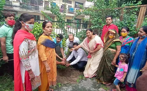 ज्ञानचंद पार्क में शीला दीक्षित जी की पुण्यतिथि पर वृक्षारोपण